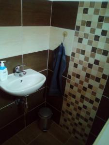a bathroom with a sink and a towel at Kaland vendégház in Sátoraljaújhely