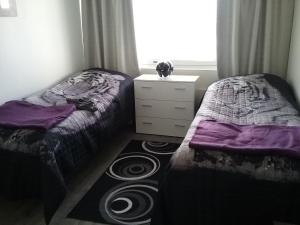 سرير أو أسرّة في غرفة في Old Pine Apartment