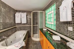 A bathroom at In Camera Art Boutique Hotel