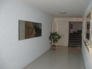 ルートラキにあるNatassa Apartmentの白壁の廊下