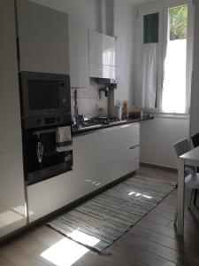 A kitchen or kitchenette at Suite Luisa Roma