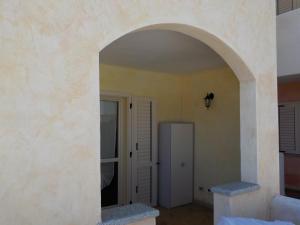 an archway in a room with a refrigerator at Appartamento l'Aurora in Santa Teresa Gallura