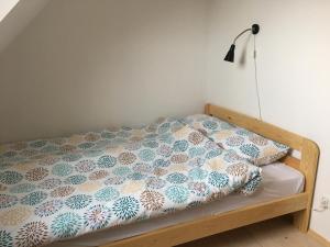 a bedroom with a bed with a blue and white quilt at Niebieskie Migdały in Grzybowo