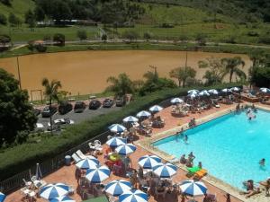 an overhead view of a swimming pool with umbrellas at Apartamento Cavalinho Branco 501 in Águas de Lindoia