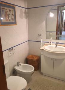 アルマカオ・デ・ペラにあるCoralの白いバスルーム(トイレ、シンク付)