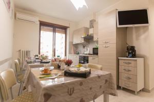 Kuchyň nebo kuchyňský kout v ubytování SuiteIRIS B&B + 15 fotografií