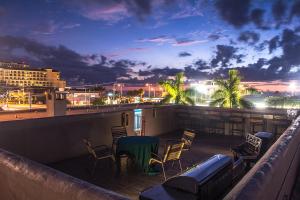 Балкон или терраса в Camelot Beach Suites