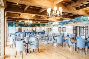 A restaurant or other place to eat at Parador de Baiona