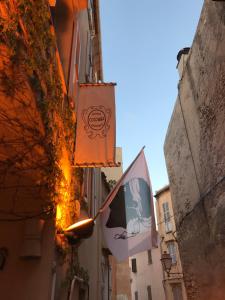 una bandiera e una bandiera sul lato di un edificio di COLOMBA Hôtel Restaurant a Bonifacio