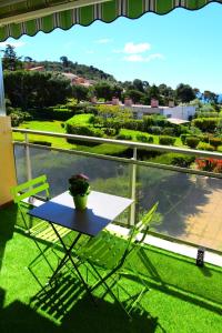 una mesa y sillas en un balcón con vistas en Studio Le Pénéqué des Anges, en La Ciotat