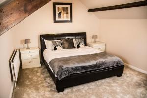 1 dormitorio con 1 cama grande y 2 mesitas de noche en The Old Granary, en York