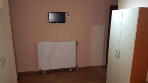 Televízia a/alebo spoločenská miestnosť v ubytovaní Guest house Kruna