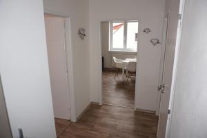 pasillo con mesa y habitación con paredes blancas en Apartmán Relax Nová Pec Lipno en Nová Pec