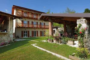 A garden outside Cascinetta32