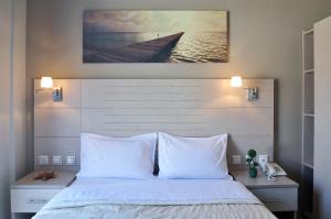 Una cama o camas en una habitación de Sirene Villas