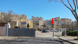 グリュイッサンにあるStudio Plage du Grazelの大きな建物前の駐車場