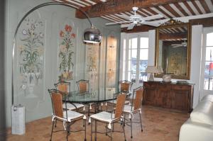 uma sala de jantar com uma mesa de vidro e cadeiras em Port de Saint-Tropez em Saint-Tropez