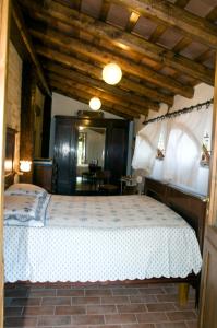 ein Schlafzimmer mit einem großen Bett in einem Zimmer in der Unterkunft Casa della Strega in Montegiorgio