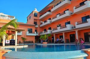 Bazén v ubytování Hotel La Alondra nebo v jeho okolí