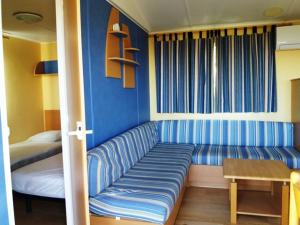 a living room with a couch and a bed at La Canardiere in Casta