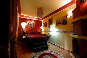 Postel nebo postele na pokoji v ubytování Riad Mille Et Une Nuits