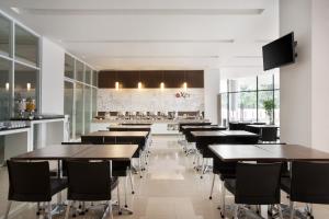 Una televisión o centro de entretenimiento en Amaris Hotel Mampang - Jakarta