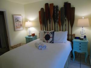 Voodi või voodid majutusasutuse Kona Kai Resort and Gallery toas