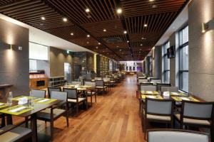 Reštaurácia alebo iné gastronomické zariadenie v ubytovaní Ramada by Wyndham Jeonju