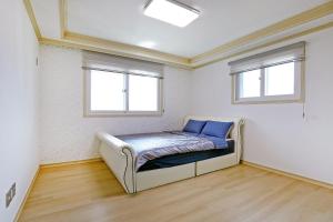 Postel nebo postele na pokoji v ubytování Geoje Blueberry Pension