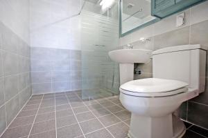 un bagno con wc, lavandino e doccia di Geoje Blueberry Pension a Geoje