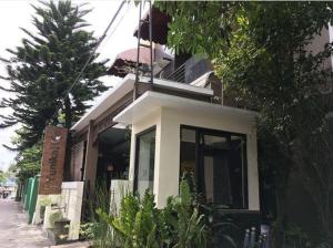 Bangunan di mana terletaknya rumah tamu ini