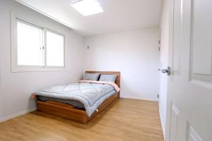 Letto o letti in una camera di Geoje Blueberry Pension