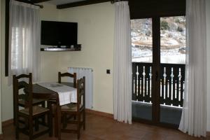 Televízia a/alebo spoločenská miestnosť v ubytovaní Apartamentos Les Picardes