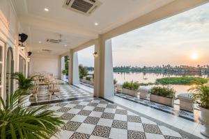 Kalanan Riverside Resort的阳台或露台