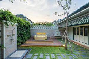 Kalanan Riverside Resort外面的花园
