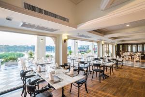 Kalanan Riverside Resort餐厅或其他用餐的地方