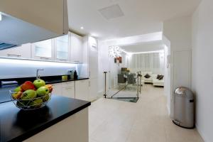 eine Küche mit einer Schale Obst auf der Theke in der Unterkunft Souplex Le Lido - Design - Central - Croisette in Cannes