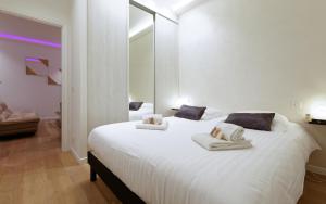 カンヌにあるSouplex Le Lido - Design - Central - Croisetteのベッドルーム1室(大きな白いベッド1台、タオル付)
