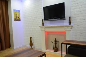 TV a/nebo společenská místnost v ubytování Old Tbilisi Narikala Apartment