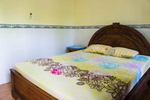 Una cama o camas en una habitación de Sri Beach Inn