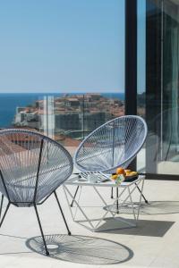 duas cadeiras e uma mesa no topo de um edifício em Villa Casa Bianca em Dubrovnik