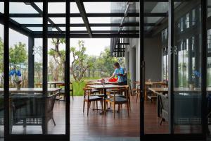 BATIQA Hotel Jababeka Cikarangにあるレストランまたは飲食店