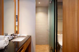 チカランにあるBATIQA Hotel Jababeka Cikarangの洗面台とトイレ付きのバスルーム