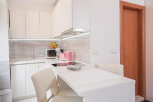 Kuchyň nebo kuchyňský kout v ubytování Studio Apartment Lena