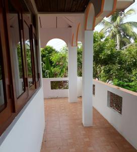 un pasillo de una casa con una palmera en el fondo en Brinthavanam Days Inn en Jaffna