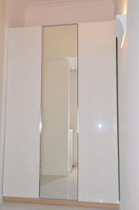 y un gran armario de cristal con espejo en el baño. en La Ginestra Amalfi Dreams, en Minori 7 fotos más