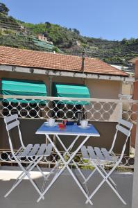 Una mesa y sillas en el balcón de una casa. en La Ginestra Amalfi Dreams, en Minori