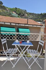 un tavolo e sedie sul balcone di una casa di La Ginestra Amalfi Dreams a Minori