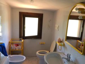 ブドーニにあるCasa Vacanze Cugusiのバスルーム(トイレ、洗面台、鏡付)