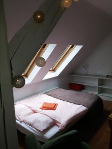 sypialnia z łóżkiem i dwoma świetlikami w obiekcie Nad Potokiem w mieście Lewin Kłodzki